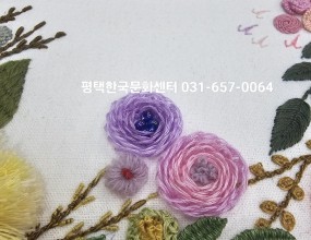 프랑스자수 / 생활자수 배우기 정성 가득, 재미있고 예쁜자수 수업.꽃자수, 입체자수, 생활자수, 프랑스자수, 야생화자수 등다양한 생활소품 및 아름다운 자수를 체계적으로 배우실 수 있습니다.매주 수요일 취미반/ 자격증반으로 진행됩니다.