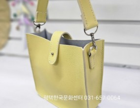 가죽공예 배우기^^&nbsp;매주 목요일 수업진행.자격증반, 취미반, 연구반, 원데이클래스로 구분되어진행됩니다^^국비훈련은~~월, 화요일&nbsp;수업입니다.
