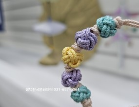 고급스런 전통매듭 배우기고풍스런 전통 소품부터 악세사리 까지기본 매듭기법부터 체계적으로 배우실 수 있습니다매주 목요일오전 10시~12시/ 오후1시~9시사이 편한시간 선택 가능하며수업시간은 1일 2시간.자격증반/ 취미반/ 원데이로 진행됩니다.