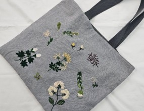 프랑스자수 / 생활자수 배우기 정성 가득, 재미있고 예쁜자수 수업.꽃자수, 입체자수, 생활자수, 프랑스자수, 야생화자수 등다양한 생활소품 및 아름다운 자수를 체계적으로 배우실 수 있습니다.매주 수요일 취미반/ 자격증반으로 진행됩니다.